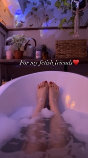 Diana Del Bufalo feet photo thumbnail