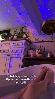 Diana Del Bufalo feet photo thumbnail