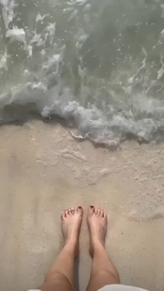 Diana Del Bufalo feet photo thumbnail