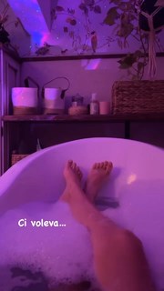 Diana Del Bufalo feet photo thumbnail