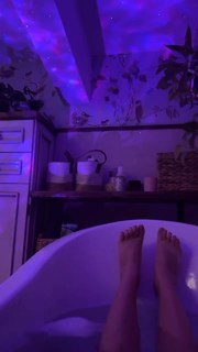 Diana Del Bufalo feet photo thumbnail