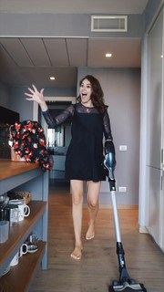 Diana Del Bufalo feet photo thumbnail