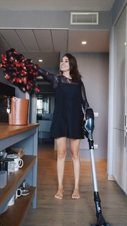 Diana Del Bufalo feet photo thumbnail