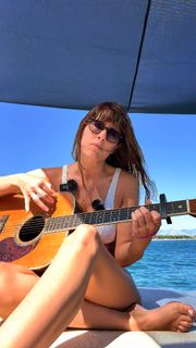 Diana Del Bufalo feet photo thumbnail