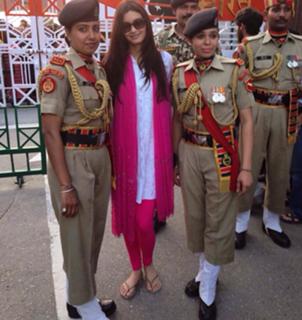 Diana Penty feet photo thumbnail