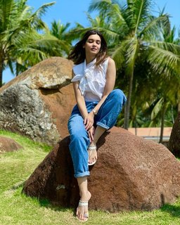 Diana Penty feet photo thumbnail