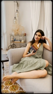Diana Penty feet photo thumbnail