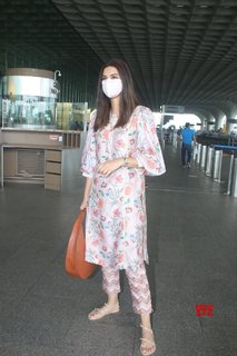 Diana Penty feet photo thumbnail