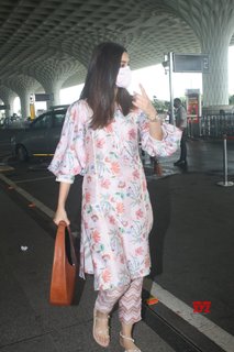 Diana Penty feet photo thumbnail