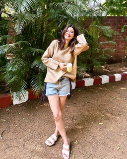 Diana Penty feet photo thumbnail