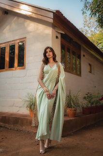 Diana Penty feet photo thumbnail