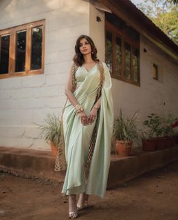 Diana Penty feet photo 3