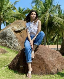 Diana Penty feet photo 15