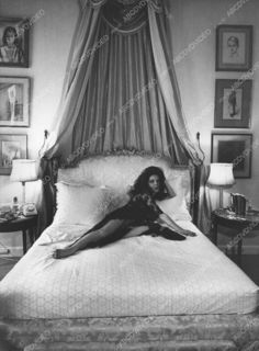 Diana Rigg feet photo thumbnail