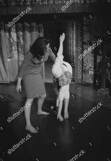 Diana Rigg feet photo thumbnail