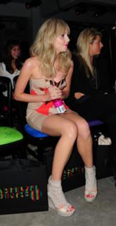 Diana Vickers feet photo thumbnail