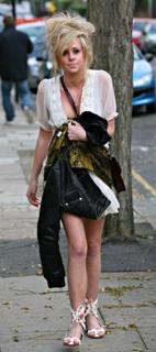 Diana Vickers feet photo thumbnail