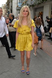 Diana Vickers feet photo thumbnail