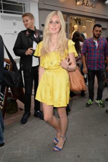 Diana Vickers feet photo thumbnail