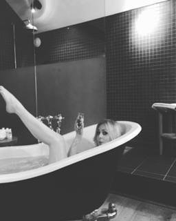 Diana Vickers feet photo thumbnail