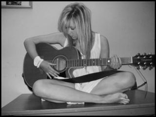 Diana Vickers feet photo thumbnail