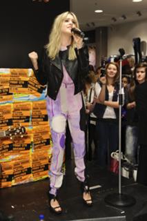 Diana Vickers feet photo thumbnail