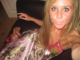 Diana Vickers feet photo thumbnail