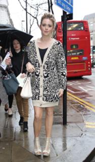 Diana Vickers feet photo thumbnail