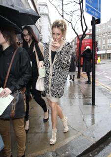 Diana Vickers feet photo thumbnail