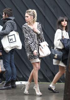 Diana Vickers feet photo thumbnail