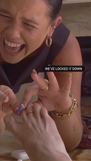 Diana Vickers feet photo thumbnail