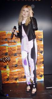 Diana Vickers feet photo thumbnail