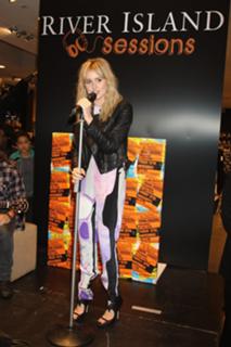 Diana Vickers feet photo thumbnail