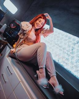 Diana Zambrozuski feet photo 17