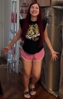 Diana Zambrozuski feet photo 3