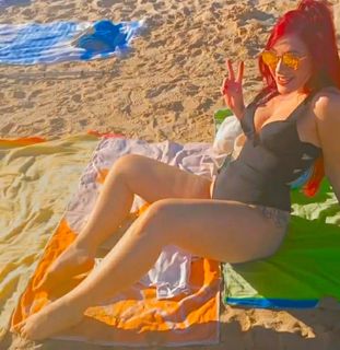 Diana Zambrozuski feet photo 12