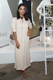 Diane Guerrero feet photo thumbnail