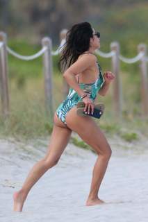 Diane Guerrero feet photo thumbnail