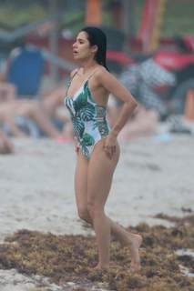 Diane Guerrero feet photo thumbnail