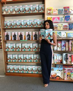 Diane Guerrero feet photo thumbnail