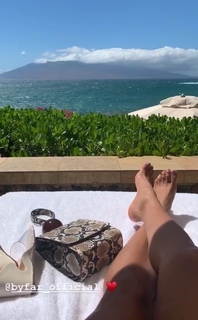 Diane Guerrero feet photo thumbnail