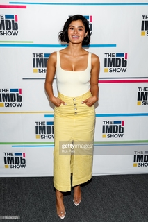 Diane Guerrero feet photo thumbnail