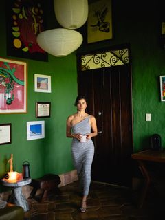 Diane Guerrero feet photo thumbnail