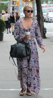Dianna Agron feet photo thumbnail