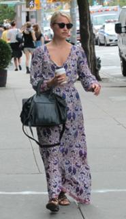 Dianna Agron feet photo thumbnail