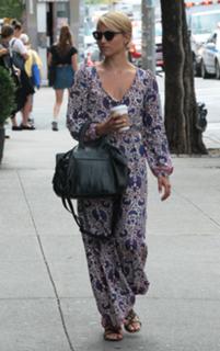 Dianna Agron feet photo thumbnail
