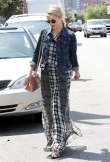 Dianna Agron feet photo thumbnail