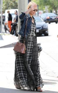 Dianna Agron feet photo thumbnail