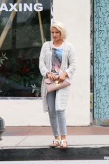 Dianna Agron feet photo thumbnail