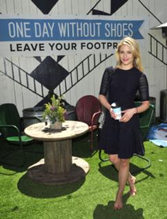 Dianna Agron feet photo thumbnail